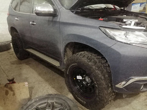 Mitsubishi Pajero Sport 3 на домкрате во время установки лифт-комплекта — Custom's Tuning, Тюмень