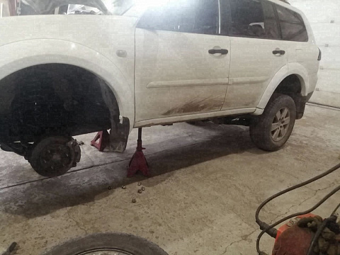 Установка элементов лифта на Pajero Sport 2 — Custom's Tuning, Тюмень