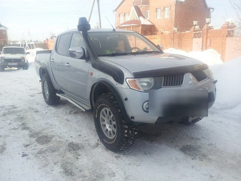 Mitsubishi L200: скрытая лебёдка и расширители арок