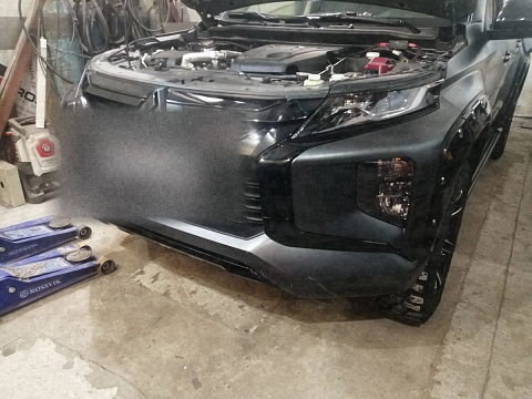 Mitsubishi L200 в мастерской перед установкой лебёдки — Custom's Tuning, Тюмень